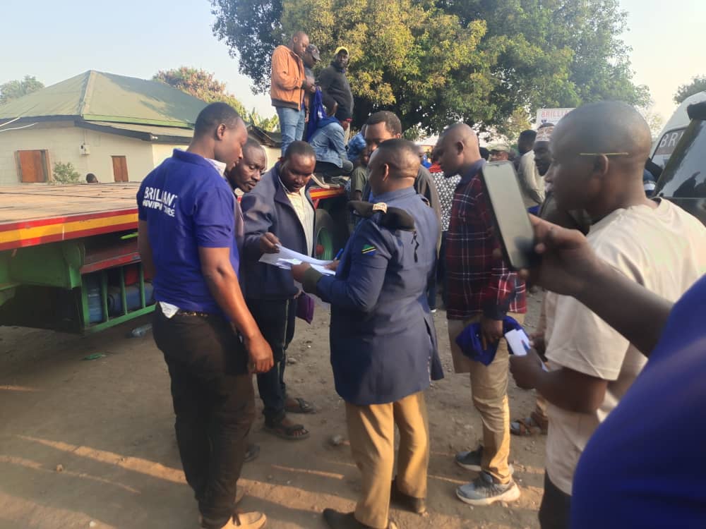 Wanafunzi wa Awamu ya Kwanza  Kozi ya HGV na PSV  wakifanya Majaribio ya Vitendo.