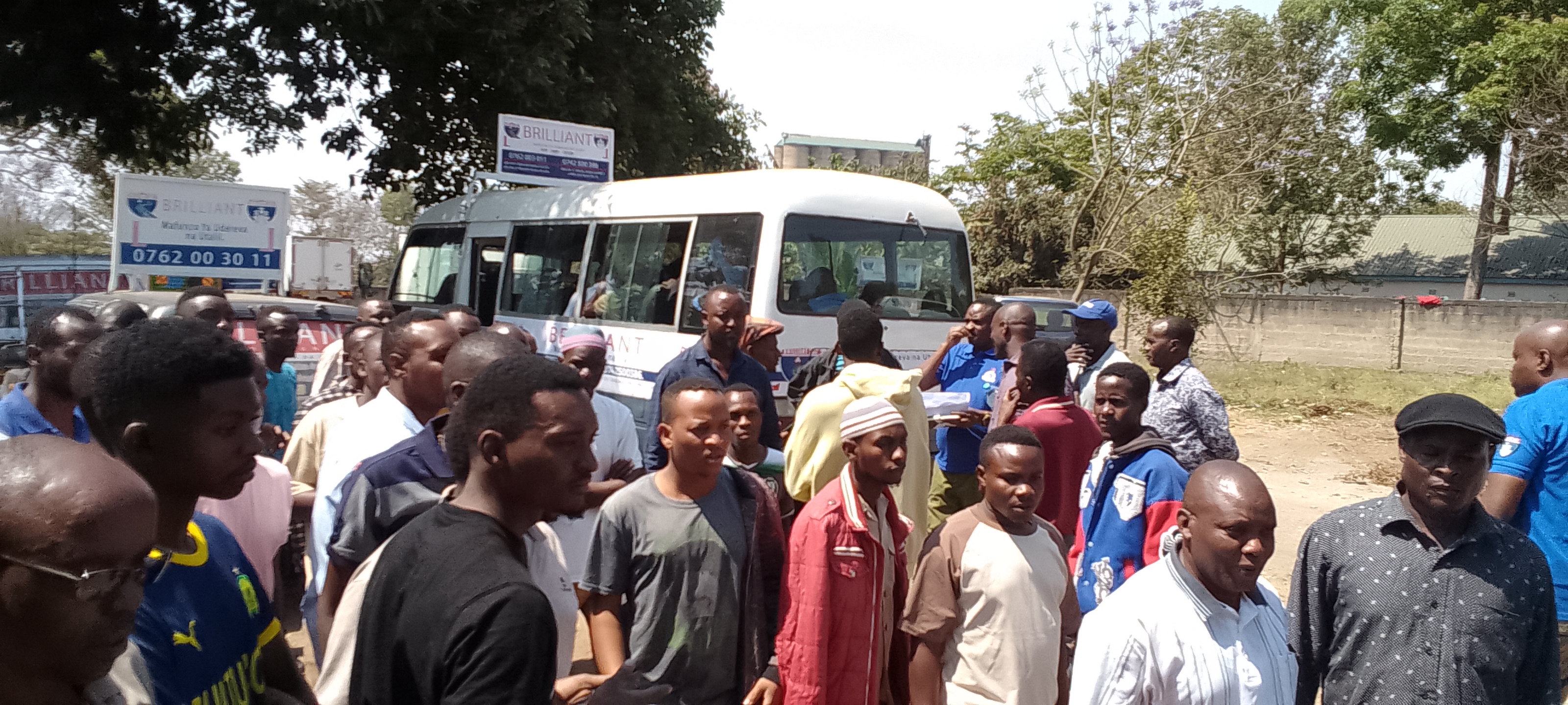 Wanafunzi wa Awamu ya Pili  Kozi ya HGV na PSV wa Chuo Cha Mafunzo ya Udereva Brilliant  wakifanya Mtihani wa Vitendo.