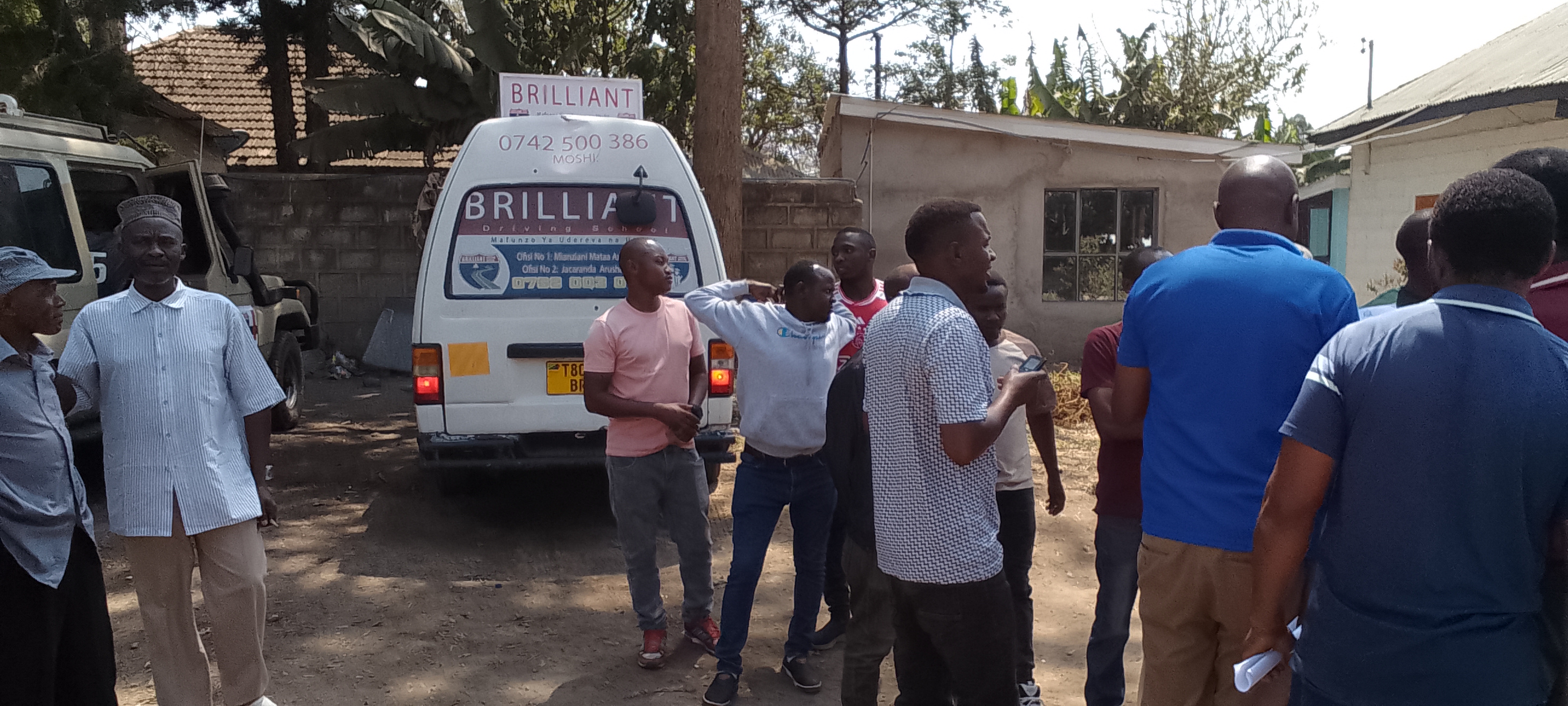 Wanafunzi wa Awamu ya Tatu(3)  Kozi ya HGV na PSV wa Chuo Cha Mafunzo ya Udereva Brilliant  wakifanya Mtihani wa Vitendo.