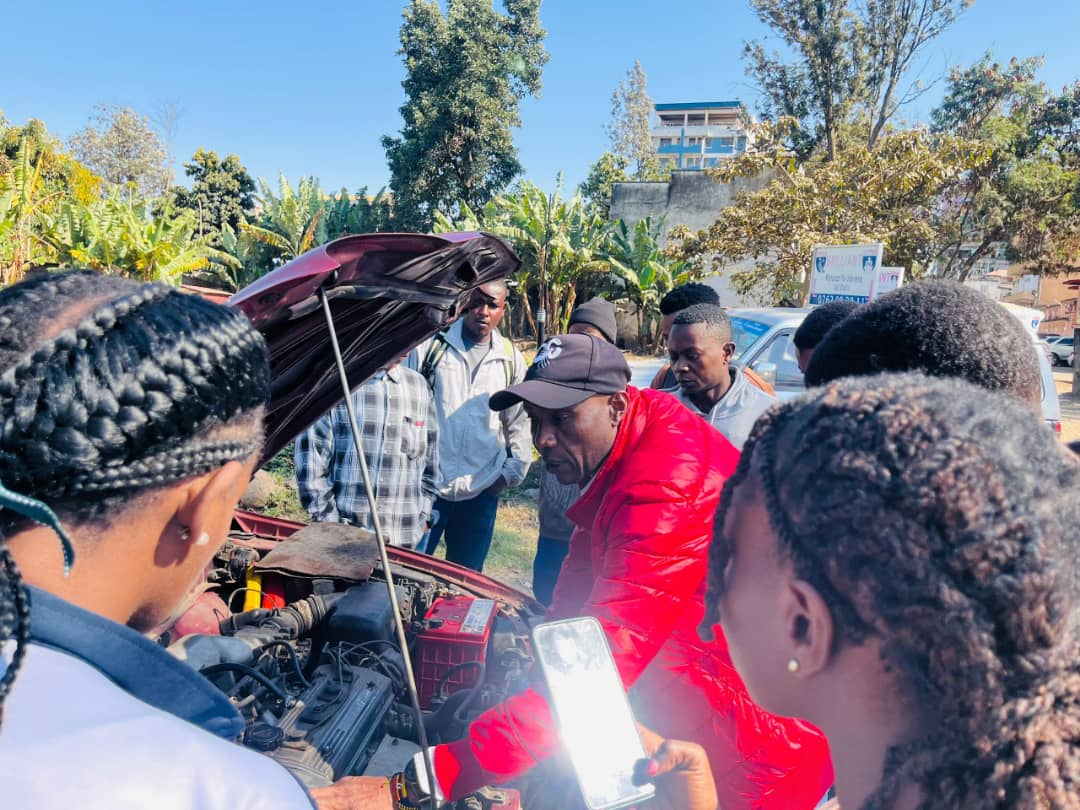 Wanafunzi wa kozi ya Udereva wa Awali (Basic Driving Course) Wakisoma  Somo la Ukaguzi.